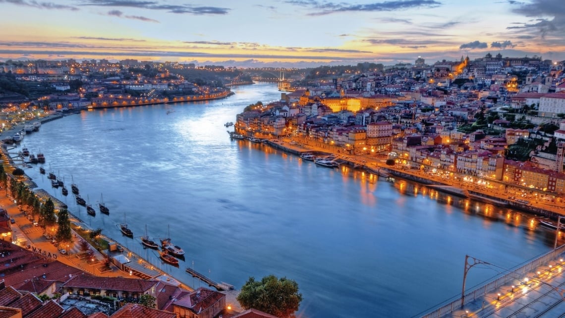 Португалия: Две столицы и отдых на океане