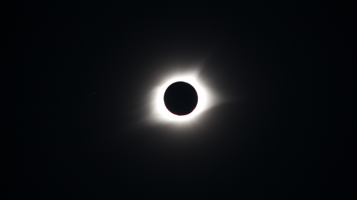 Сонячне затемнення на криголамі класу люкс