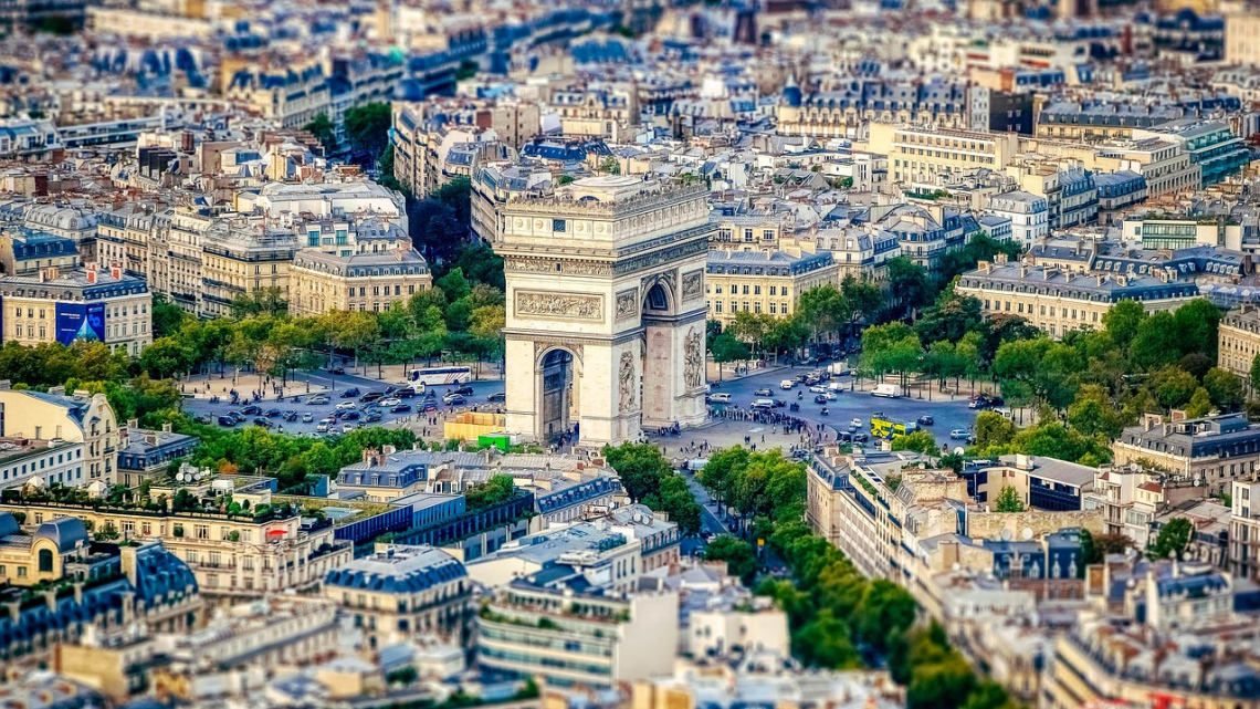 Париж та його український профіль. Авіатур